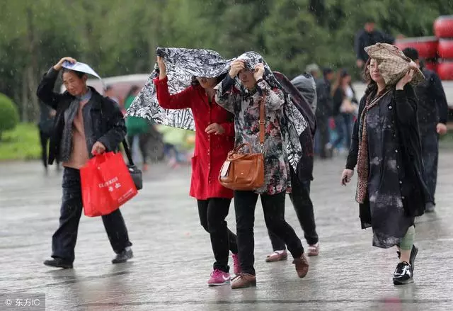 下雨天去閨蜜家借傘,推門看到閨蜜的那一瞬間,我抬手就對她暴打