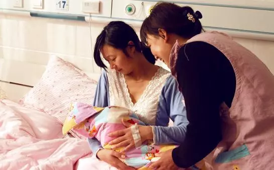 兒媳生女兒婆婆給十萬,回家看到一地行李,兒媳想和婆家斷絕關係