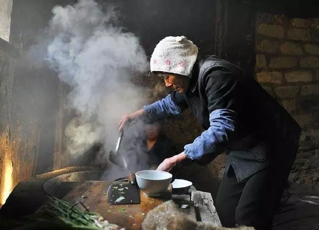養母來照顧老婆養胎,下班回來看了一眼垃圾桶,我含淚送走養母
