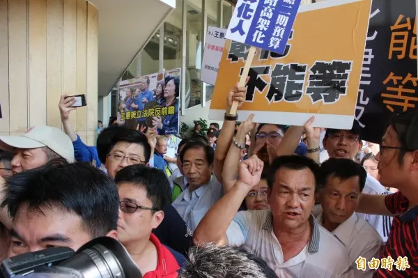 賴清德彰市演講 藍綠為鐵路高架化爆肢體衝突