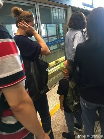 「小小春」調皮排隊 應采兒面露凶光右手一抬…秒變乖