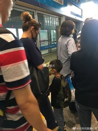「小小春」調皮排隊 應采兒面露凶光右手一抬…秒變乖