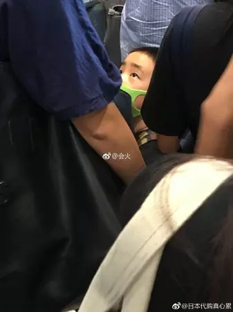 「小小春」調皮排隊 應采兒面露凶光右手一抬…秒變乖