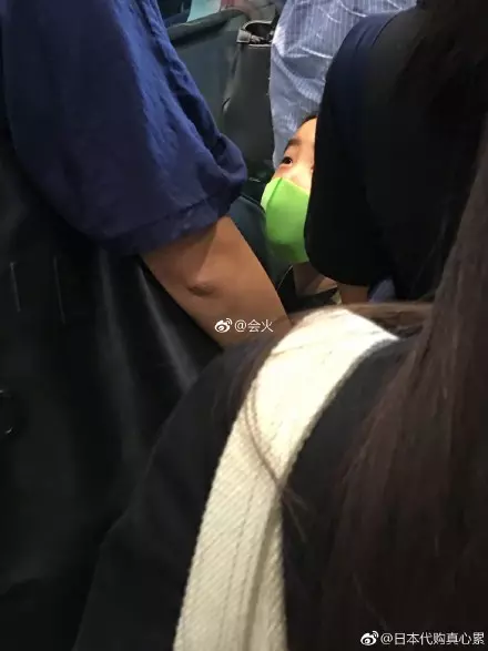 「小小春」調皮排隊 應采兒面露凶光右手一抬…秒變乖