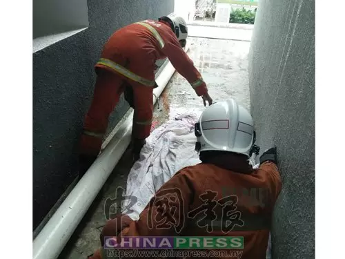 好姐姐為救兩個妹妹受困火海,試圖攀出窗外逃生,疑握不住陽台鐵柄,失足從19樓墜下,命喪現場