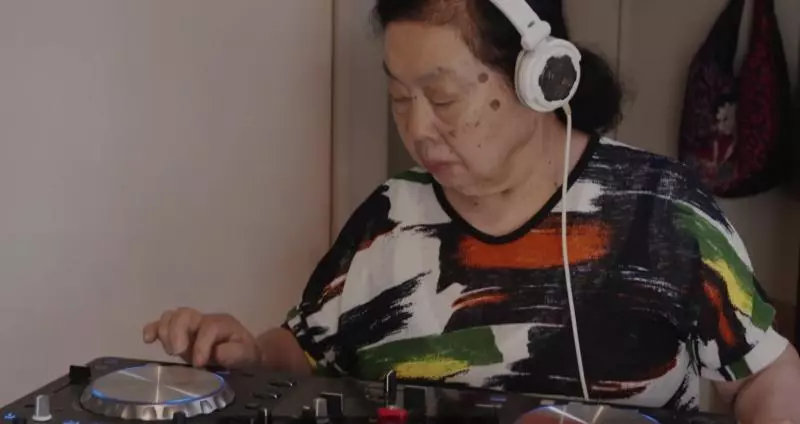 白天賣餃子的老奶奶「82歲還兼職當DJ」 在夜店一出場所有人都為她歡呼
