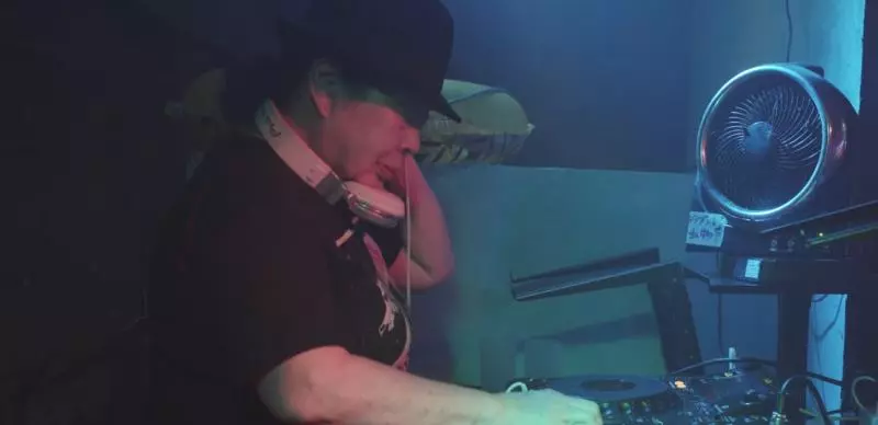 白天賣餃子的老奶奶「82歲還兼職當DJ」 在夜店一出場所有人都為她歡呼