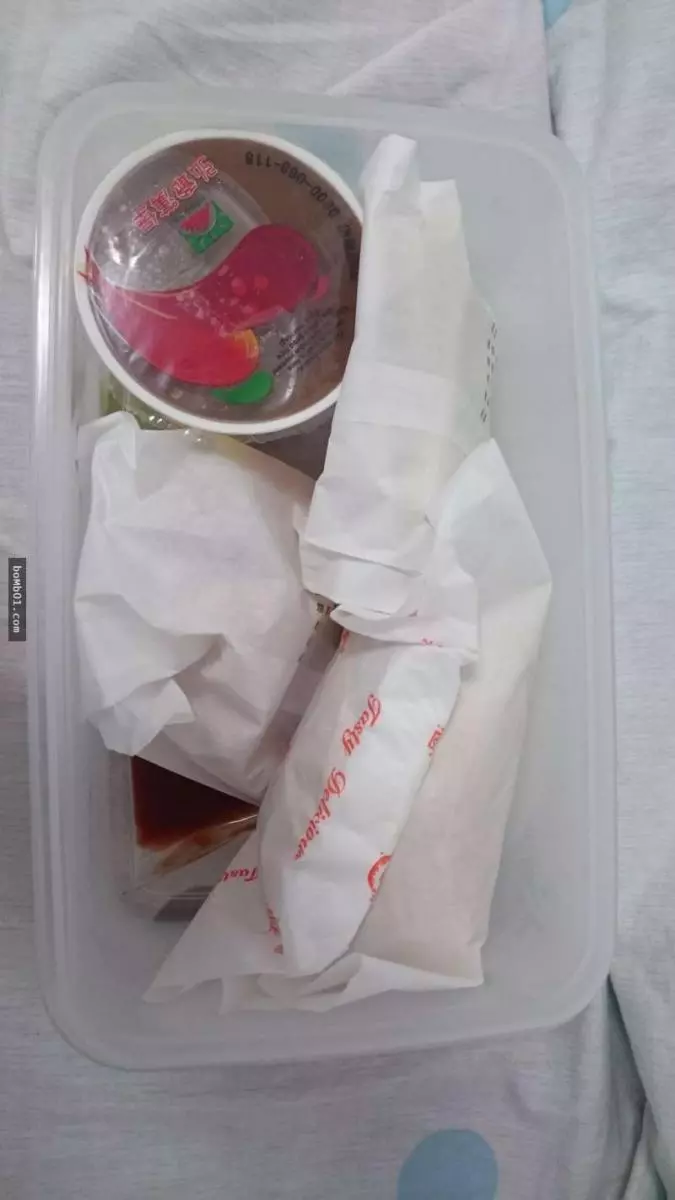女大生挑戰「無痕飲食」要求早餐店照她意思裝食物,沒想到會錯意的老闆卻讓她哭哭了!