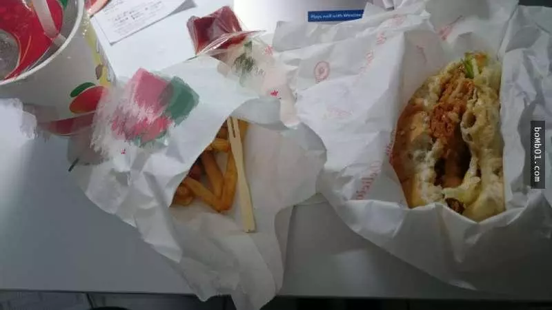 女大生挑戰「無痕飲食」要求早餐店照她意思裝食物,沒想到會錯意的老闆卻讓她哭哭了!