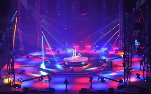 劉德華演唱會人數高達13萬人,而他的演唱會還沒唱完就開始打掃!
