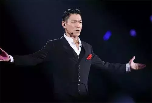 劉德華演唱會人數高達13萬人,而他的演唱會還沒唱完就開始打掃!