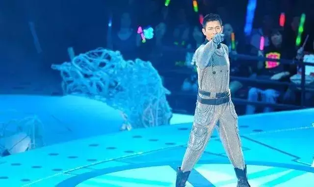劉德華演唱會人數高達13萬人,而他的演唱會還沒唱完就開始打掃!