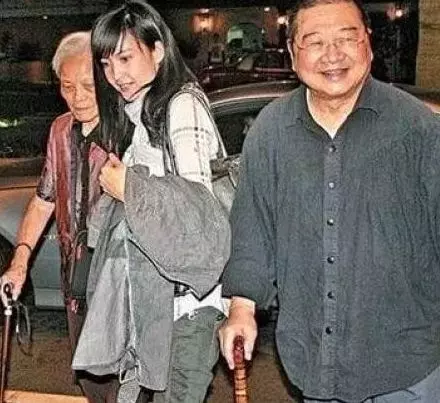 周慧敏近照曝光,發福顯老態,不肯生子被婆婆嫌棄,她用9字回應!