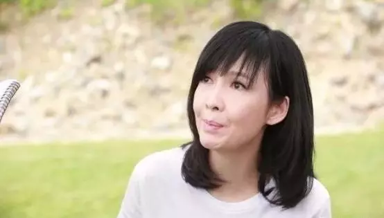 周慧敏近照曝光,發福顯老態,不肯生子被婆婆嫌棄,她用9字回應!