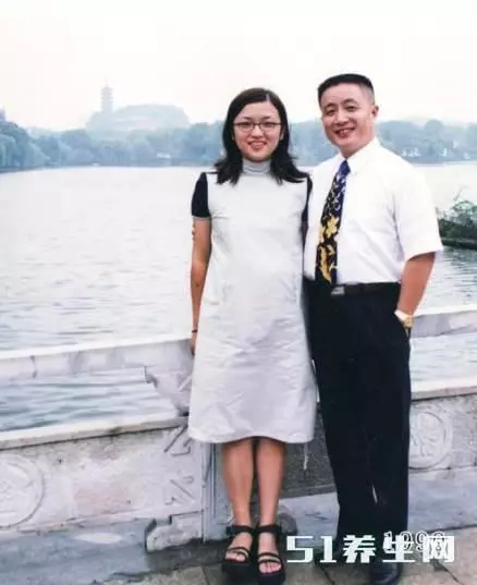 女兒和父親40年在同一個位置的合照,看完讓人落淚!