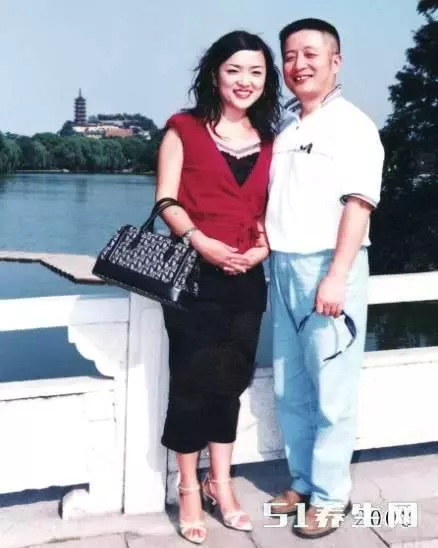女兒和父親40年在同一個位置的合照,看完讓人落淚!