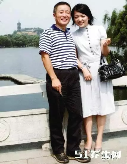 女兒和父親40年在同一個位置的合照,看完讓人落淚!