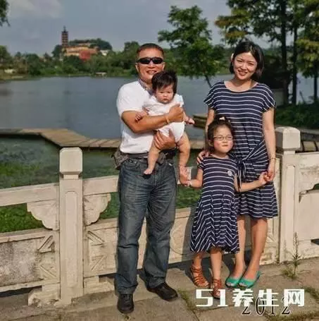 女兒和父親40年在同一個位置的合照,看完讓人落淚!