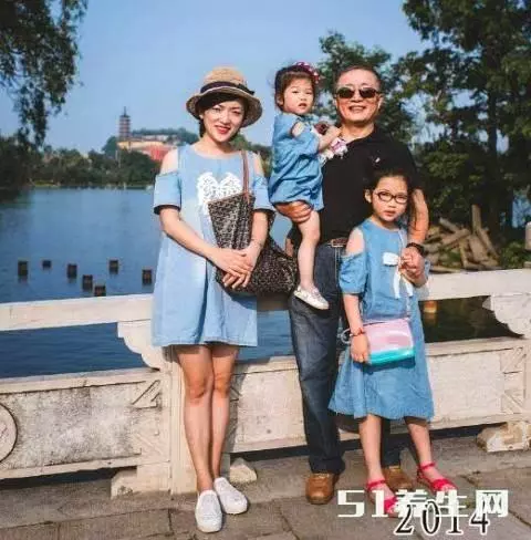 女兒和父親40年在同一個位置的合照,看完讓人落淚!