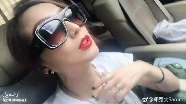 46歲鄭秀文凌晨PO三連拍,戴上香奈兒咖色眼鏡驚艷粉絲,沒想到「致命缺點」卻遭暴露!