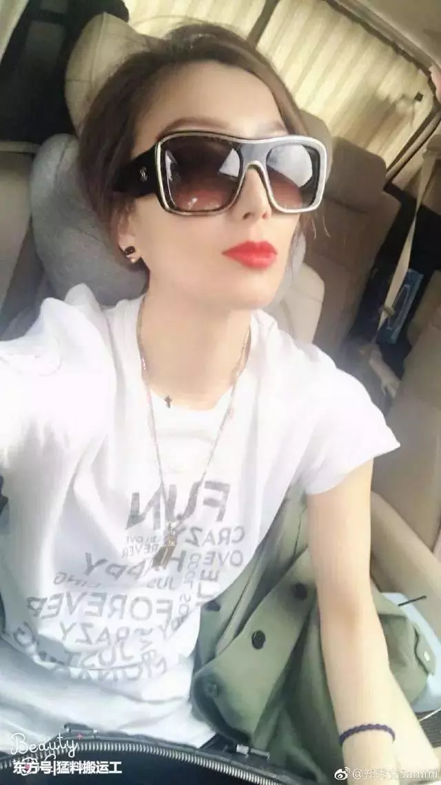 46歲鄭秀文凌晨PO三連拍,戴上香奈兒咖色眼鏡驚艷粉絲,沒想到「致命缺點」卻遭暴露!