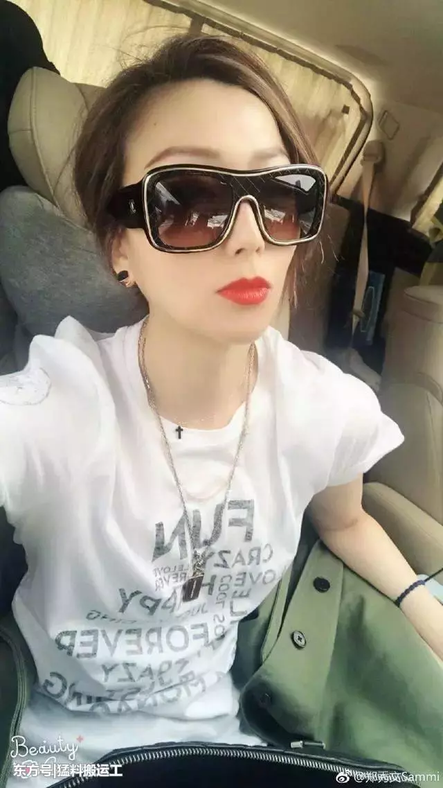 46歲鄭秀文凌晨PO三連拍,戴上香奈兒咖色眼鏡驚艷粉絲,沒想到「致命缺點」卻遭暴露!