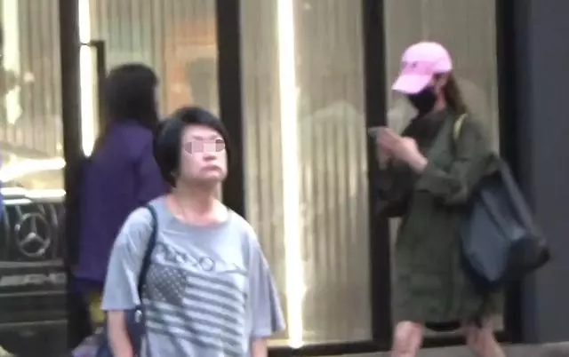 被傳和鄭嘉穎結婚兼懷孕,陳凱琳逛街穿長款大衣遮孕肚?