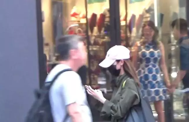 被傳和鄭嘉穎結婚兼懷孕,陳凱琳逛街穿長款大衣遮孕肚?