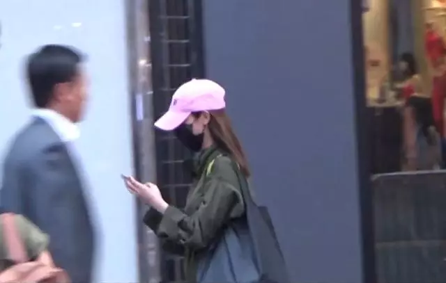 被傳和鄭嘉穎結婚兼懷孕,陳凱琳逛街穿長款大衣遮孕肚?