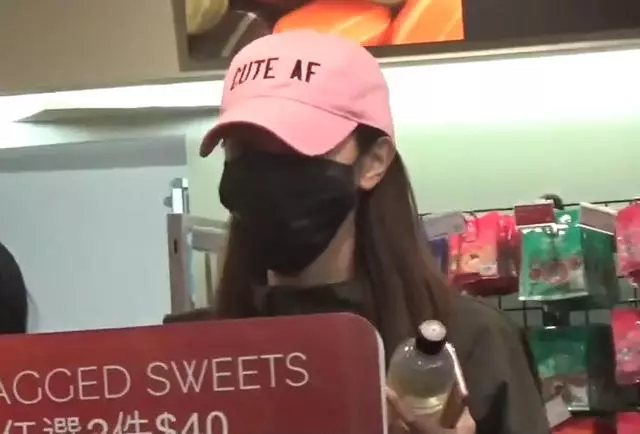 被傳和鄭嘉穎結婚兼懷孕,陳凱琳逛街穿長款大衣遮孕肚?