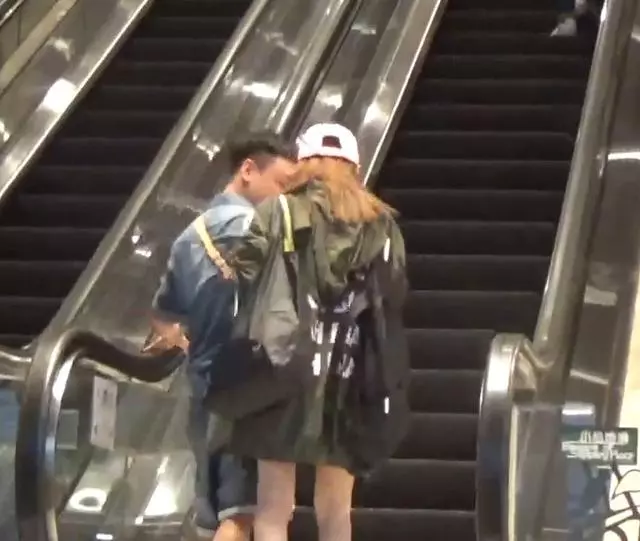 被傳和鄭嘉穎結婚兼懷孕,陳凱琳逛街穿長款大衣遮孕肚?