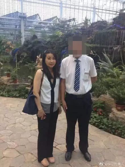郭晶晶低調現身河北老家,素顏與路人合影,鞋子看起來有點舊!