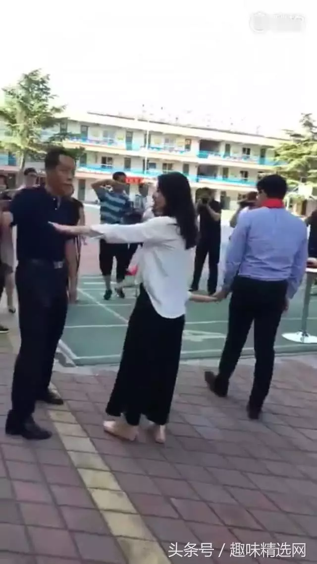 郭晶晶低調現身河北老家,素顏與路人合影,鞋子看起來有點舊!