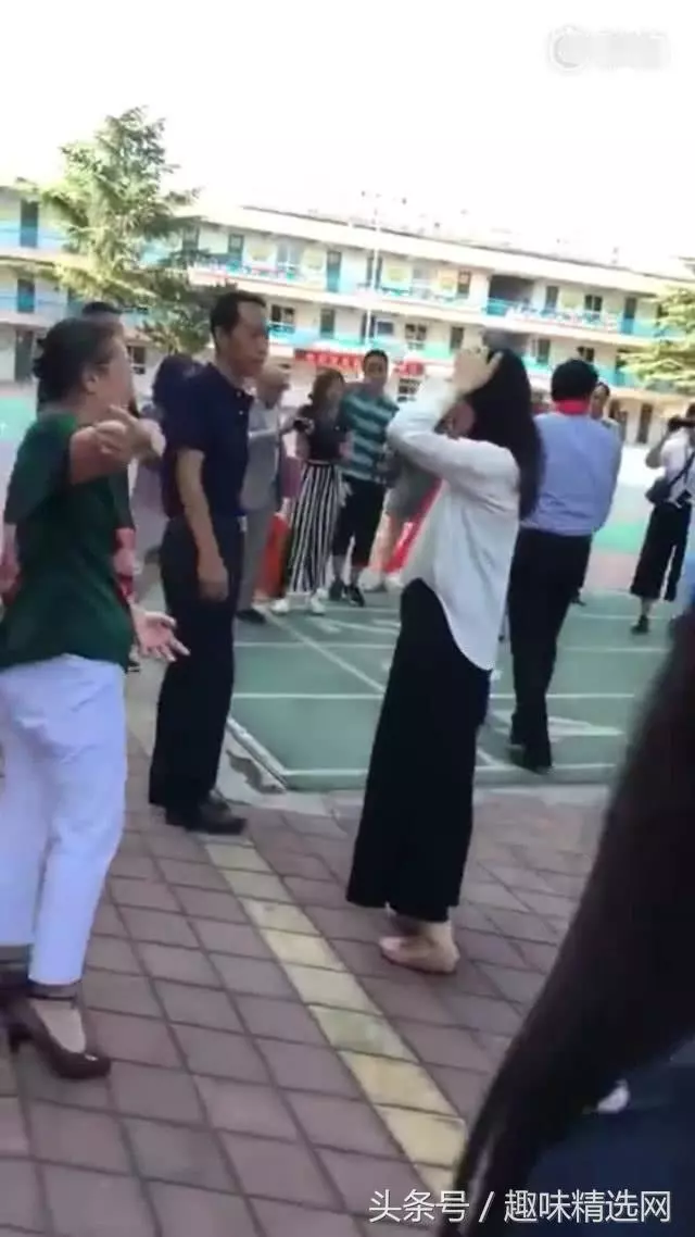 郭晶晶低調現身河北老家,素顏與路人合影,鞋子看起來有點舊!