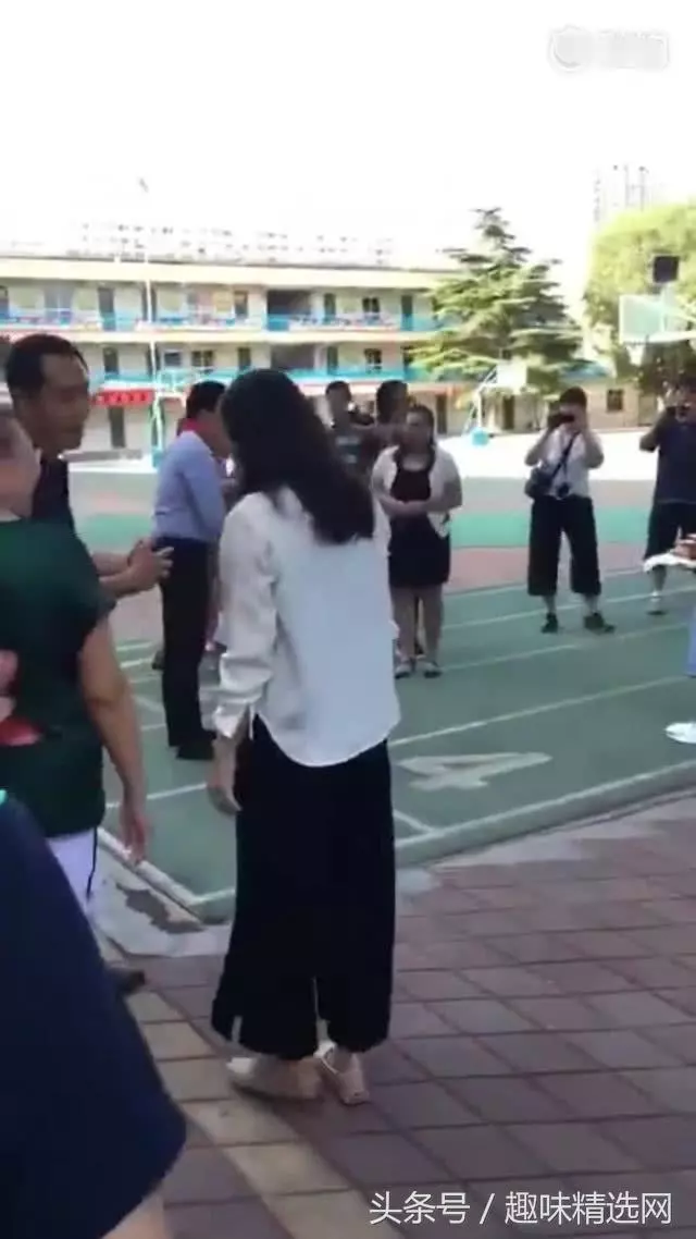 郭晶晶低調現身河北老家,素顏與路人合影,鞋子看起來有點舊!