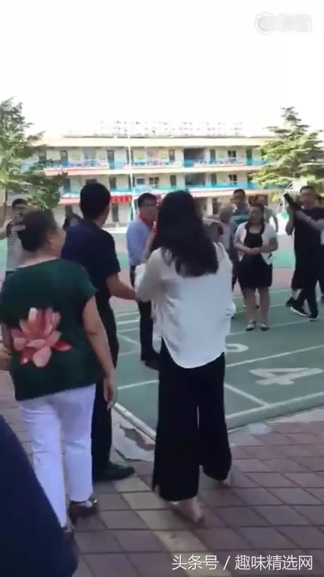 郭晶晶低調現身河北老家,素顏與路人合影,鞋子看起來有點舊!