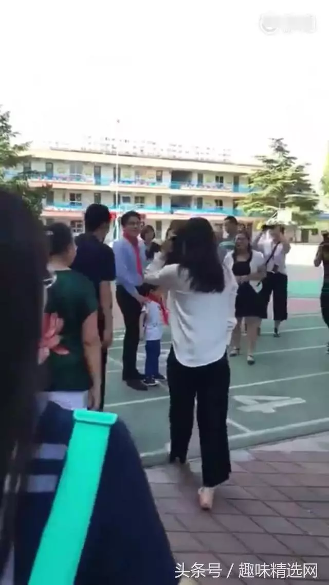 郭晶晶低調現身河北老家,素顏與路人合影,鞋子看起來有點舊!