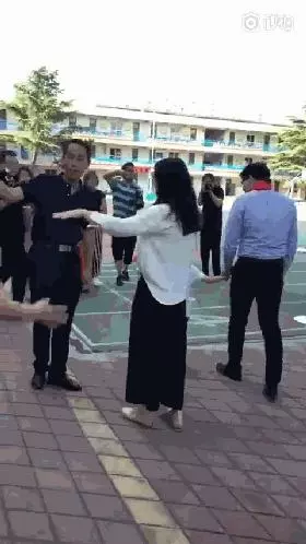 郭晶晶低調現身河北老家,素顏與路人合影,鞋子看起來有點舊!