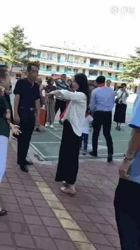 郭晶晶低調現身河北老家,素顏與路人合影,鞋子看起來有點舊!