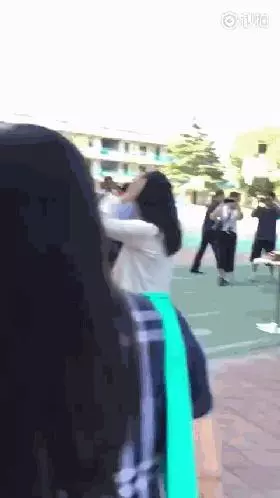 郭晶晶低調現身河北老家,素顏與路人合影,鞋子看起來有點舊!