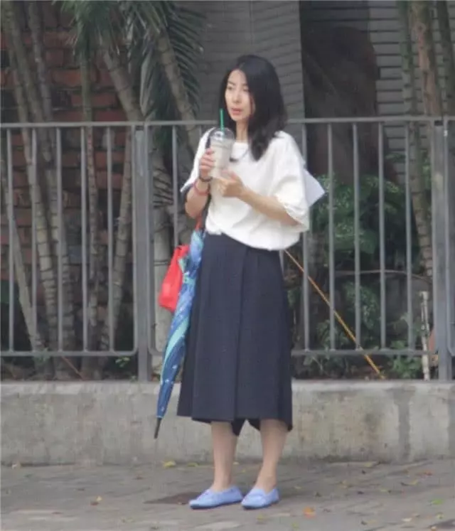 郭晶晶低調現身河北老家,素顏與路人合影,鞋子看起來有點舊!