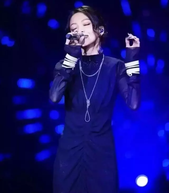 【張韶涵的新造型真美!】中國風開衩裙盡顯好身材,真的已經37歲了?