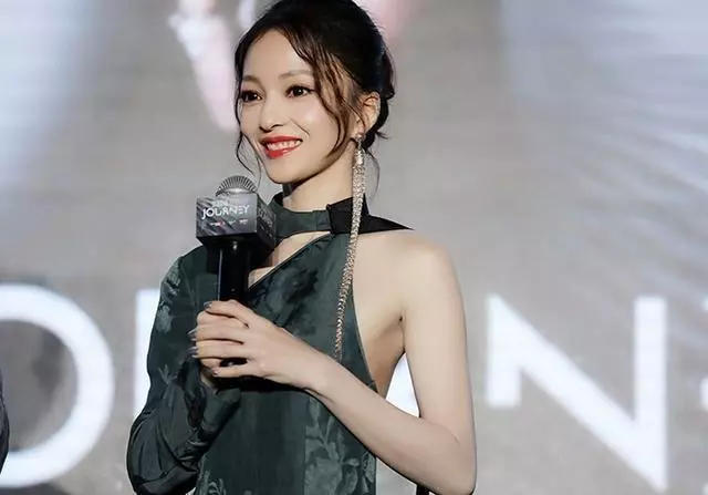 【張韶涵的新造型真美!】中國風開衩裙盡顯好身材,真的已經37歲了?