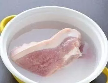 冰箱拿出來的凍肉,千萬別用水泡,教你個技巧,味道和新鮮肉一樣