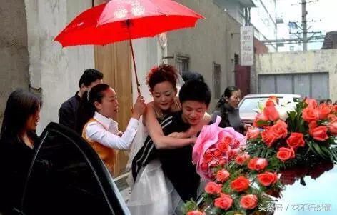 婚後我媽重病,岳母給我三萬塊,去取錢時,輸完密碼我哭了