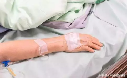 婚後我媽重病,岳母給我三萬塊,去取錢時,輸完密碼我哭了