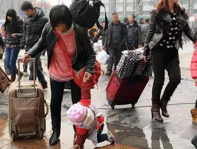 母親火車站幫助母子倆,借給600元,都說被騙了,驚喜突然來了