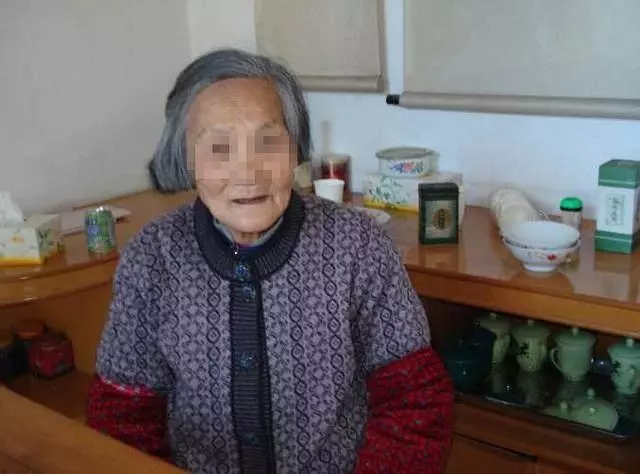 母親火車站幫助母子倆,借給600元,都說被騙了,驚喜突然來了