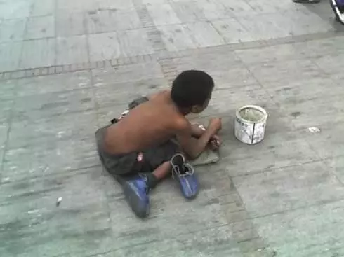 母親給乞丐一碗飯救他一命,10年後乞丐開豪車讓母親失業