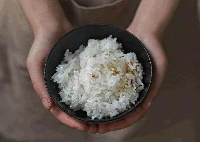 母親給乞丐一碗飯救他一命,10年後乞丐開豪車讓母親失業